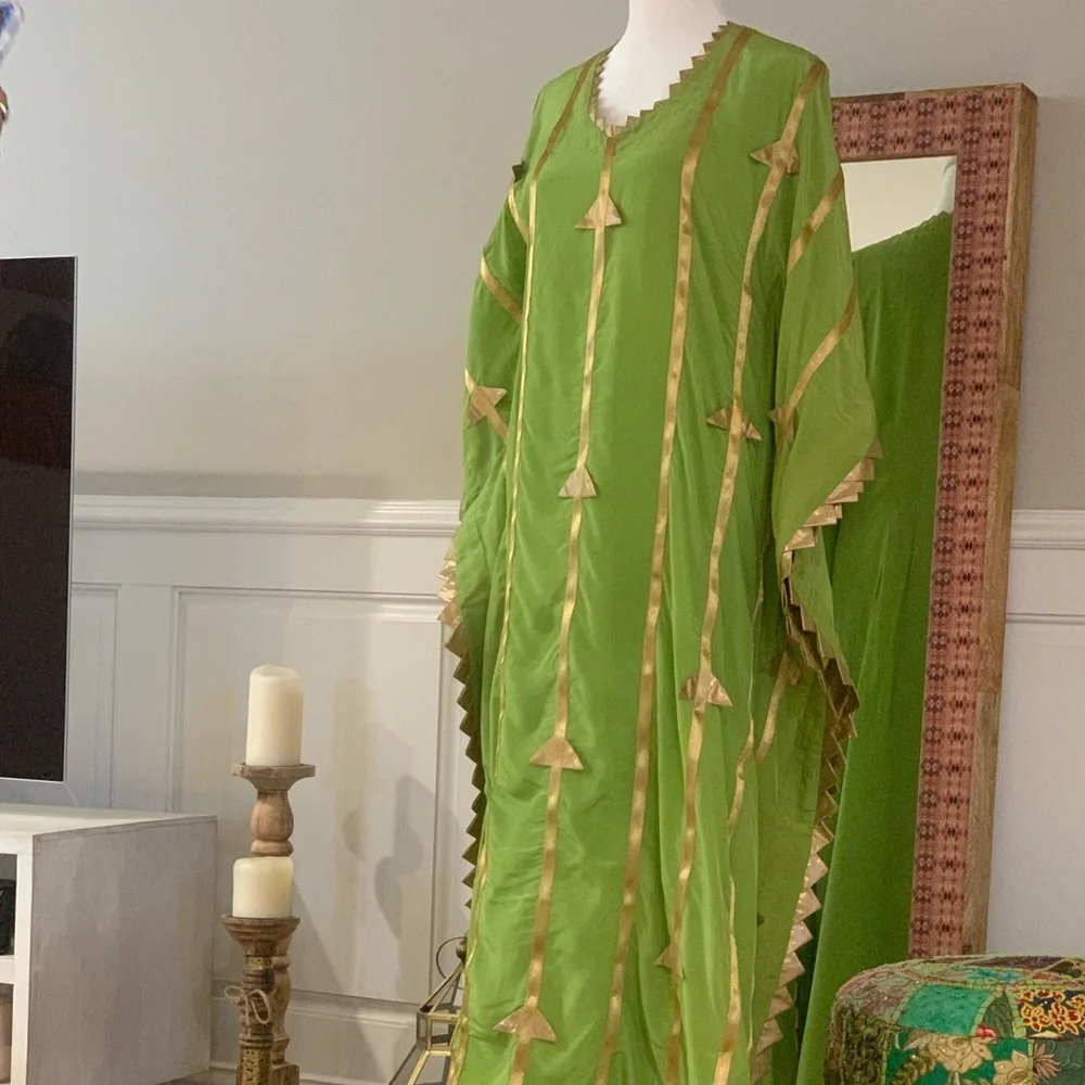 Beautiful floor length green kaftan with embroidered handmade lampi triangles. - Picture 8 of 14